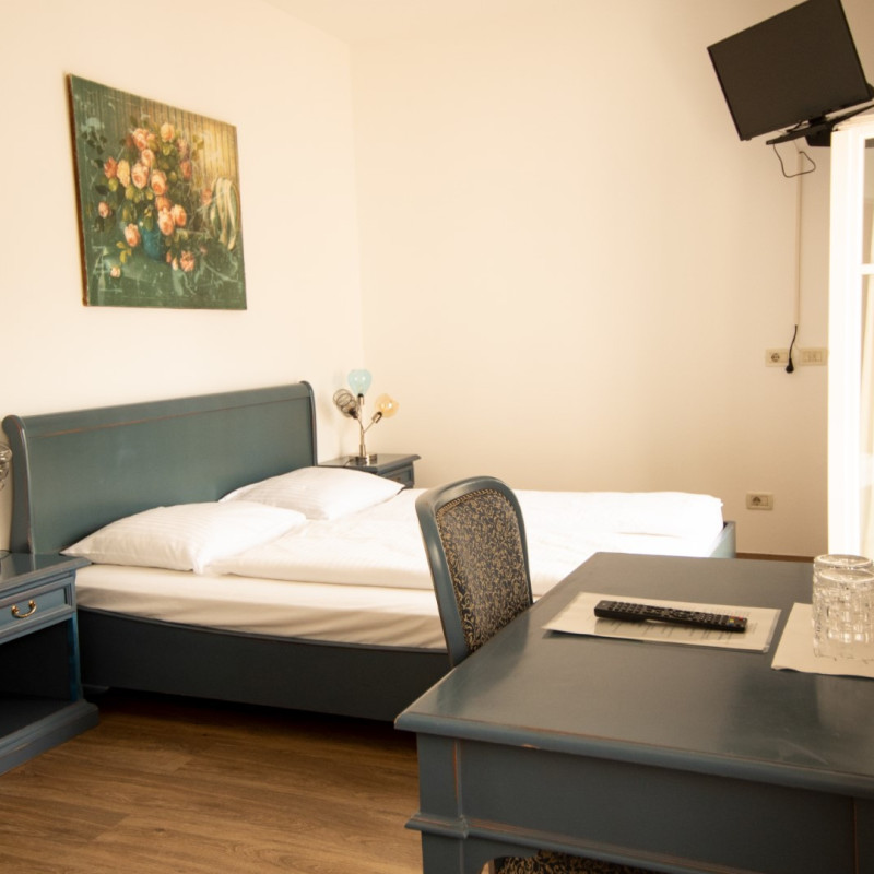 Foto von Bett und Schreibtisch im Hotelzimmer